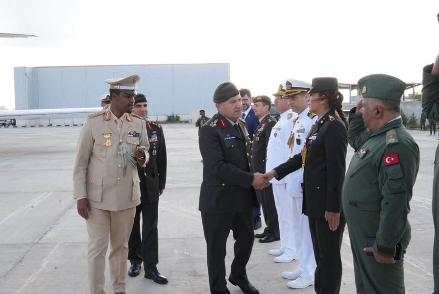 General Metin Tokel iyo General Sahal Cabdullaahi Cumar.jpg